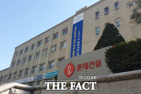 롯데건설이 최근 전직원들에게 공지한 '임신근로자 임신 사실 통보 절차 제도'가 실제 임금 삭감으로 이어져 논란이 되고 있다. /더팩트 DB