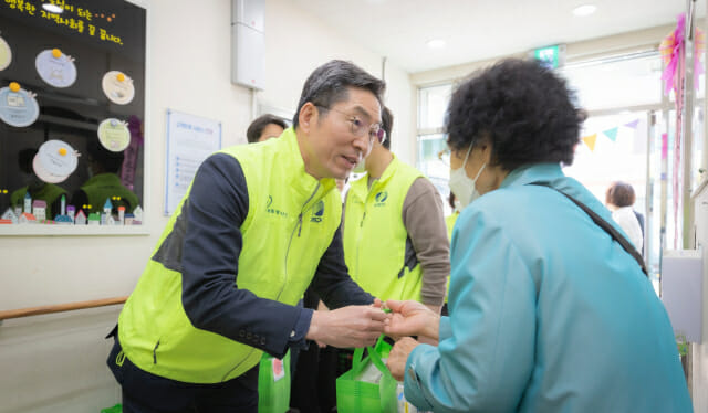 이상대 한국남부발전 기획관리 부사장(왼쪽)이 어버이날을 맞아 취약계층 어르신에게 점심도시락과 선물꾸러미를 전달하고 있다.