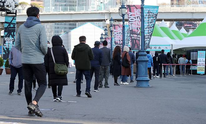 서울역 광장에 마련된 신종 코로나바이러스 감염증(코로나19) 임시선별진료소를 찾은 시민들이 검사를 기다리고 있다. /뉴스1