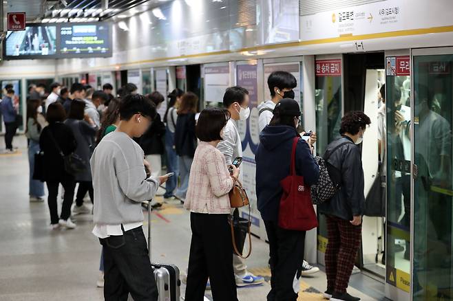 8일 오전 경기도 김포골드라인 걸포북변역에서 시민들이 김포공항역행 지하철에 탑승하고 있다./뉴스1