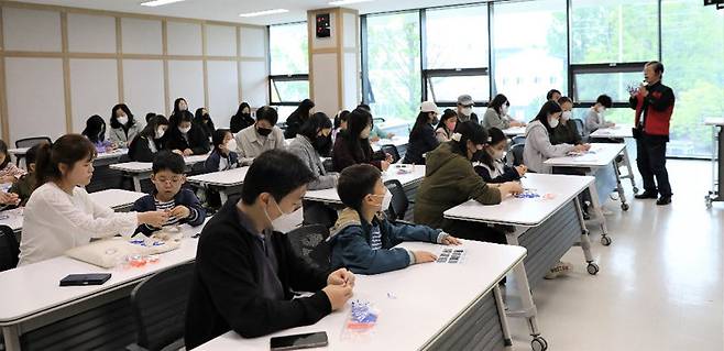 7일 한국화학연구원 주말 개방 행사에 참여한 부모와 아이들이 풀러렌(탄소 분자 모형) 만들기 체험을 하고 있다. 한국화학연구원 제공