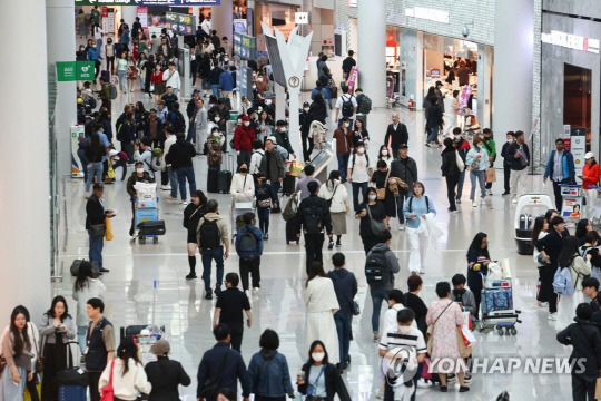 지난달 27일 오전 인천국제공항 제1여객터미널 출국장 통로가 여행객으로 붐비고 있다. 연합뉴스