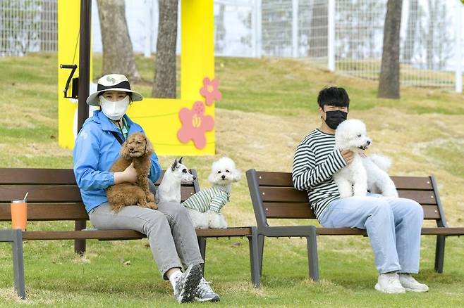 전남 순천시는 지난 4월 1일 2023 순천만국제정원박람회 개장과 동시에 운영하고 있는 반려견 무료 돌봄서비스가 누적 이용자 1025명을 돌파하며 인기를 끌고 있다고 8일 밝혔다. 사진=순천시 제공