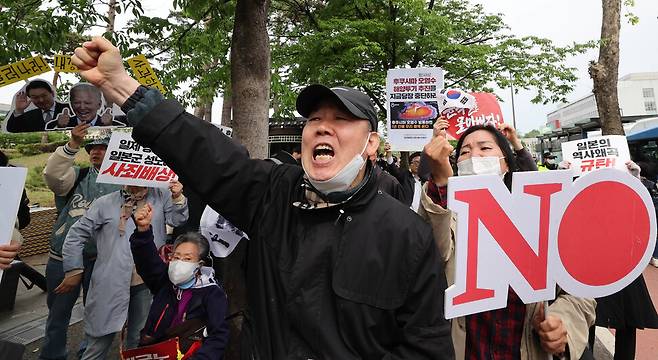 겨레하나, 일제강제동원시민모임, 정의기억연대 등이 소속된 한일역사정의평화행동 회원들이 7일 오후 서울 용산구 대통령실 앞에서 한-일 정상회담을 규탄하고 있다. 참가자들은 일본군성노예 피해자 및 강제동원 피해자들에게 진정성 있는 사죄와 배상, 일본 재무장 중단 등을 촉구했다. 백소아 기자 thanks@hani.co.kr