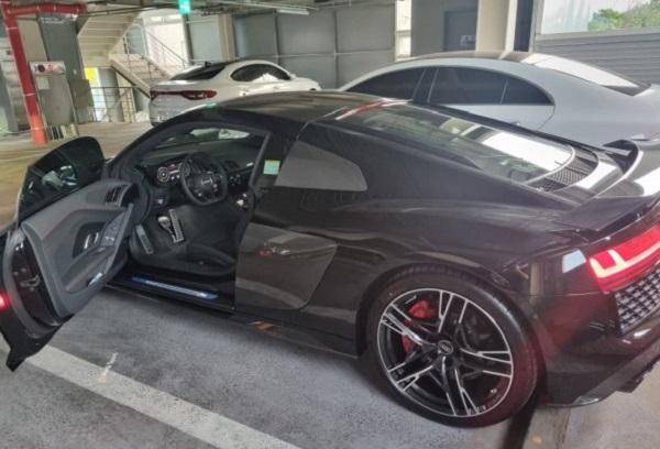 주차장에 세워놨다가 아이들로 인해 손상을 입은 외제차. 온라인 커뮤니티 캡처