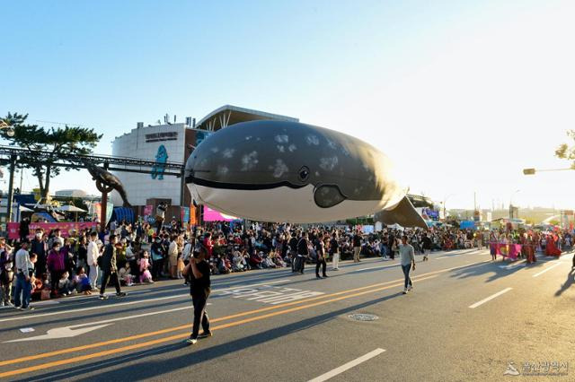 2022년 10월 16일 울산 남구 장생포 일원에서 개최된 고래축제에서 고래퍼레이드가 열리고 있다. 울산시 제공