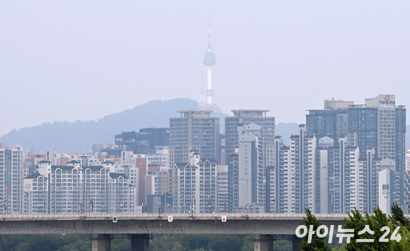 여의도에서 바라본 마포역 일대 아파트 전경. [사진=김성진 기자]