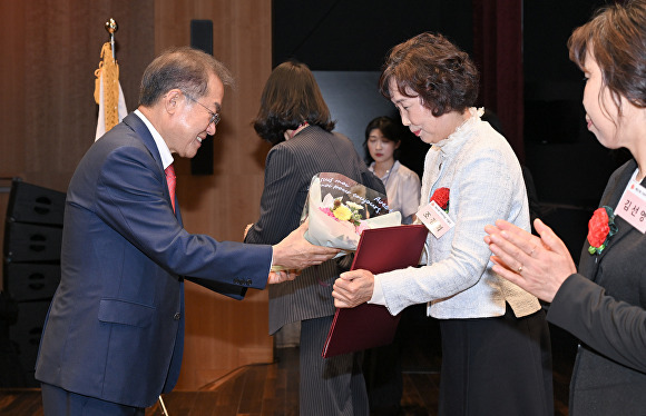 홍준표 대구시장(왼쪽)이 8일 효행상을 시상하고 있다. [사진=대구시]