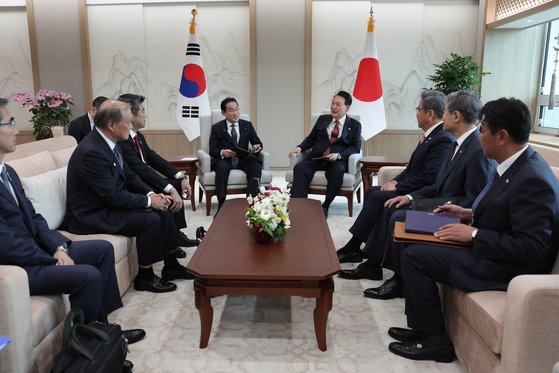 윤석열 대통령과 기시다 후미오 일본 총리가 7일 서울 용산 대통령실 청사에서 한일 정상 소인수 회담을 하고 있다. 사진 대통령실