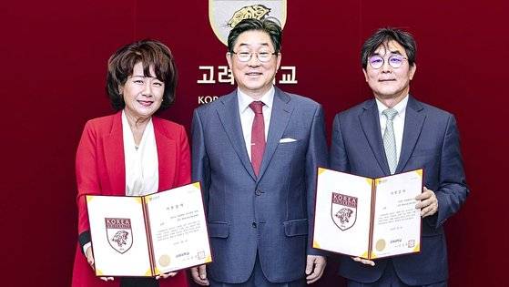 가수 2PM의 멤버 택연의 모친 김미숙 대표가 모교에 1억원을 기부했다. 사진은 (왼쪽부터) 김미숙 옥캣월드 대표(고려대 사범대학 교우회장), 김동원 고려대 총장, 김성일 고려대 사범대학장. 사진 고려대