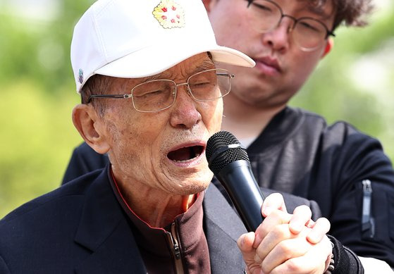 지난달 서울 서초구 서울중앙지법 앞에서 열린 기자회견에 참여한 국군포로 김성태 씨. 연합뉴스