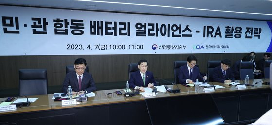 지난달 7일 서울 중구 한국산업기술평가관리원에서 이창양 산업부 장관 등이 '민관합동 배터리 산업 IRA 활용 전략 회의'를 하고 있다. 연합뉴스