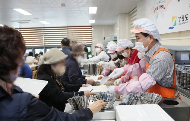 8일 춘천시 우두동 소재 춘천북부노인복지관에서 김진태 강원지사(오른쪽)가 어버이날을 맞아 어르신들을 위한 점심 배식 봉사 활동을 펼치고 있다. 강원도 제공