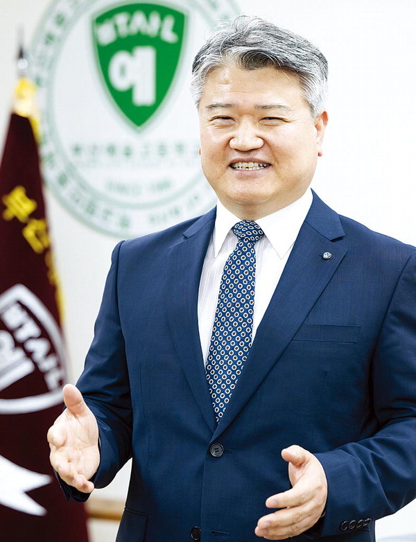 부산사립학교장회 김해관 회장이 앞으로의 활동 계획을 이야기하고 있다.  이원준 기자