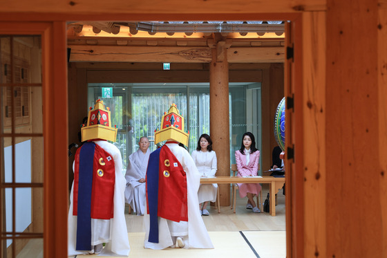 First lady Kim Keon-hee, back right, and Japanese first lady Yuko Kishida, back left, watch a traditional ceremony at Jingwansa, a Buddhist temple in Eunpyeong District, northern Seoul, on Sunday. The two first ladies took part in a series of events promoting friendly ties, including a visit to Leeum Museum of Art in Yongsan District, central Seoul, on Monday during Japanese Prime Minister Fumio Kishida’s two-day visit to Korea for a summit with President Yoon Suk Yeol. [PRESIDENTIAL OFFICE]