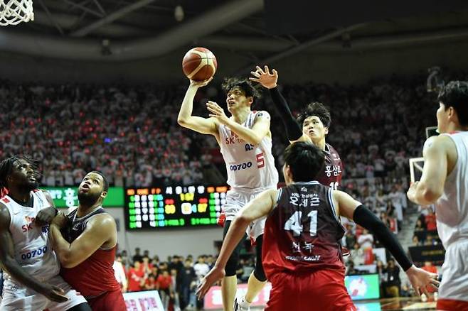 수비수를 제치고 슛을 시도하는 서울 SK의 김선형.   한국농구연맹(KBL)