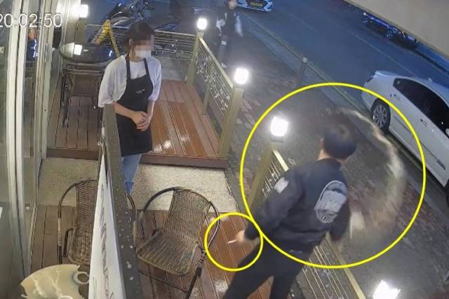 한 중년 남성이 지난 6일 "카페 테라스는 금연구역이니 옆 골목에서 담배를 피워달라"는 직원 말에 화가 나 커피잔을 길 위에 던지고 있다. 자영업자 커뮤니티 ‘아프니까 사장이다’ 캡처