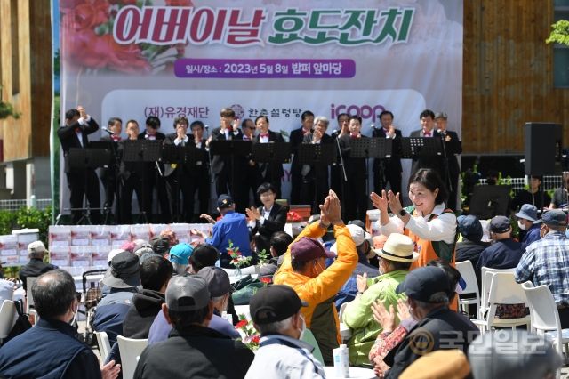 어버이날인 8일 서울 동대문구 다일공동체 밥퍼나눔운동본부 마당에서 '밥퍼와 함께하는 어버이날 효도잔치' 가 열리고 있다.