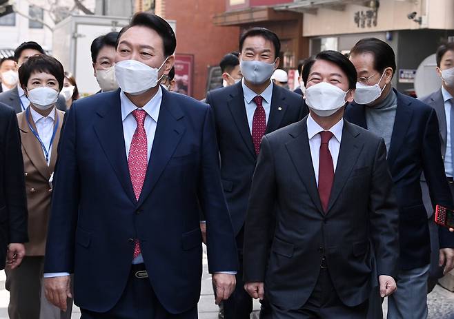 지난해 3월 16일 당시 윤석열 대통령 당선인과 안철수 인수위원장이 서울 종로구 통의동 집무실에서 점심 식사를 위해 식당으로 이동하고 있다 / 사진 = 매일경제