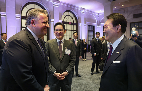 Jay Y. Lee, executive chairman of Samsung Electronics Co. and South Korean President Yoon Suk Yeol meet with Moderna Inc. CEO Afeyan on April 25(local). [JOINT PRESS CORPS]