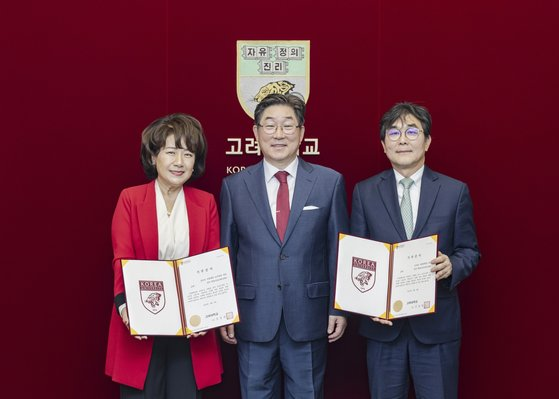 옥택연 모친 김미숙 옥캣월드 대표(왼쪽부터)-김동원 고려대 총장,-김성일 고려대 사범대학장. 사진ㅣ고려대