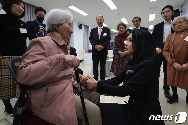 (서울=뉴스1) 안은나 기자 = 김건희 여사가 12일 경기 파주시 국립6·25전쟁납북자기념관에서 납북자·억류자 가족 10명을 만나 1977년 납북된 이민교 씨의 어머니 김태옥 씨의 손을 잡으며 위로하고 있다. (대통령실 제공) 2023.4.12/뉴스1  Copyright (C) 뉴스1. All rights reserved. 무단 전재 및 재배포 금지.