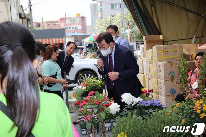 박성효 소상공인시장진흥공단 이사장이 지난 4일 대전 유성시장에서 장대초등학교 학생들과 전통시장 체험을 하고 있다.기사내용과 무관./사진=뉴스1.