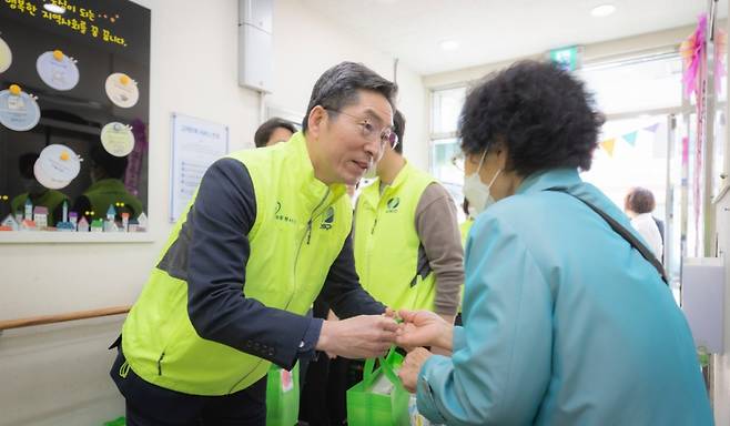 이상대 한국남부발전 기획관리부사장(왼쪽)이 선물꾸러미를 어르신에게 전달하고 있다./사진제공=한국남부발전