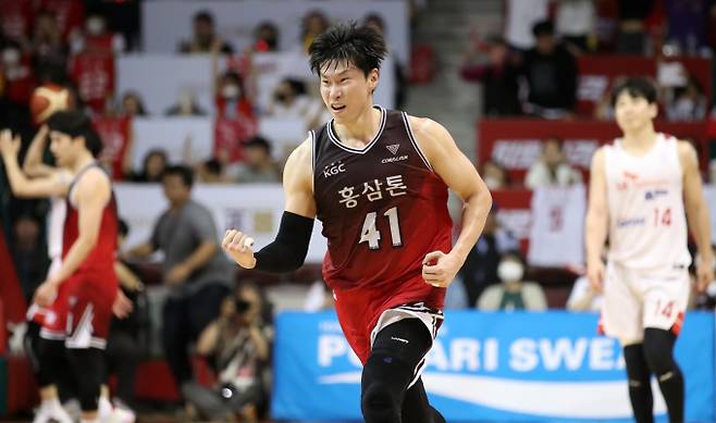 한국프로농구연맹(KBL)이 2023년 FA 대상 선수 총 47명을 공시했다. 사진은 안양 KGC 인삼공사 통합 우승을 이끈 오세근. /사진= 뉴스1