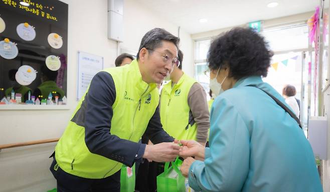 한국남부발전 임직원 봉사단이 어버이날을 맞아 취약계층 어르신들에게 점심도시락 및 선물꾸러미를 전달하고 있다./사진=남부발전