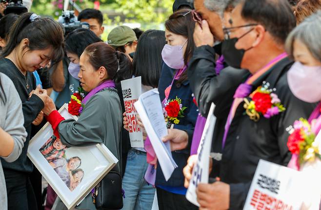 이태원 유가족들이 책임있는 모습 특별법 제정을 촉구했다. 사진은 8일 오후 서울광장 분향소에서 어버이날을 맞아 대학생들이 카네이션을 유가족들에게 달아주는 모습. /사진=뉴스1