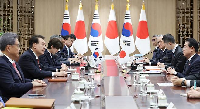 윤석열 대통령과 1박2일 일정으로 한국을 찾은 기시다 후미오 일본 총리가 7일 서울 용산 대통령실 청사에서 한일 정상확대회담을 하고 있다. [연합]