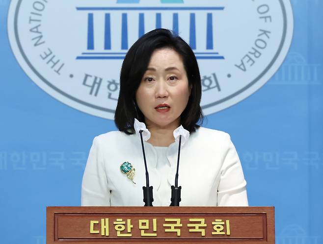 국민의힘 전주혜 원내대변인이 5일 오후 국회 소통관에서 민주당 김남국 의원의 60억 코인 보유 의혹과 관련해 논평하고 있다. [연합]