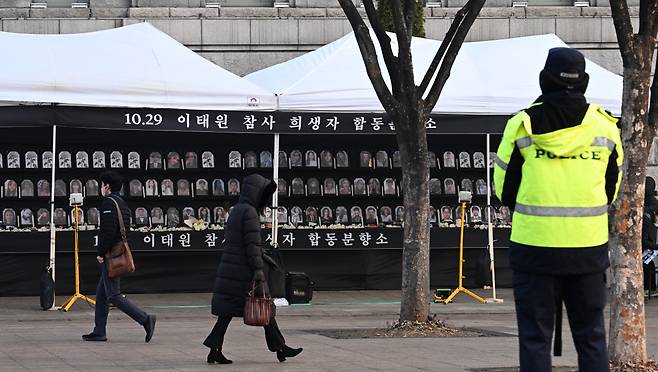 서울시가 분향소 철거 행정대집행을 예고한 6일 서울 중구 서울광장에 설치된 이태원참사 분향소 주변에 경찰병력이 근무를 서고 있다. 지난 4일 이태원 참사 발생 100일을 하루 앞두고 서울광장에 이태원참사 분향소가 기습적으로 설치됐다. 이에 서울시는 분향소를 설치한 유가족협의회와 시민대책회의 측에 “6일 오후 1시까지 분향소를 자진 철거하라”는 내용의 계고장을 보냈다. 임세준 기자