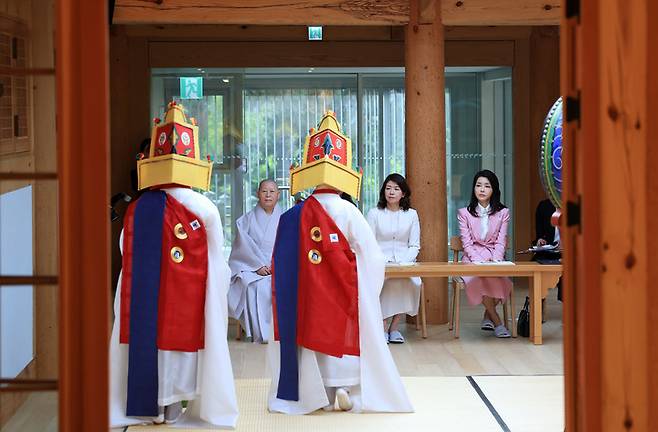 [서울=뉴시스] 윤석열 대통령 부인 김건희 여사와 기시다 후미오 일본 총리 부인 유코 여사가 7일 서울 은평구 진관사를 방문해 한국 전통공연을 관람하고 있다. (사진=대통령실 제공) 2023.05.07. photo@newsis.com *재판매 및 DB 금지