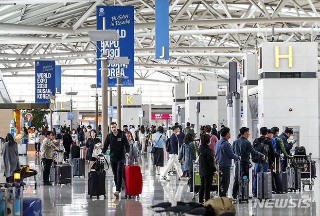 [인천공항=뉴시스] 정병혁 기자 = 28일 오후 인천국제공항 1터미널 출국장이 여행객들로 붐비고 있다. 인천공항공사는 4월말 5월초 황금연휴를 이용해 인천국제공항을 통해 해외로 떠나는 국제선 승객이 131만6000명을 넘을 것으로 예상된다고 밝혔다. 이 기간 하루 평균 이용객은 14만6300명으로 코로나19 이후 최근 일일 이용객보다 14% 증가한 것이다. 2023.04.28. jhope@newsis.com