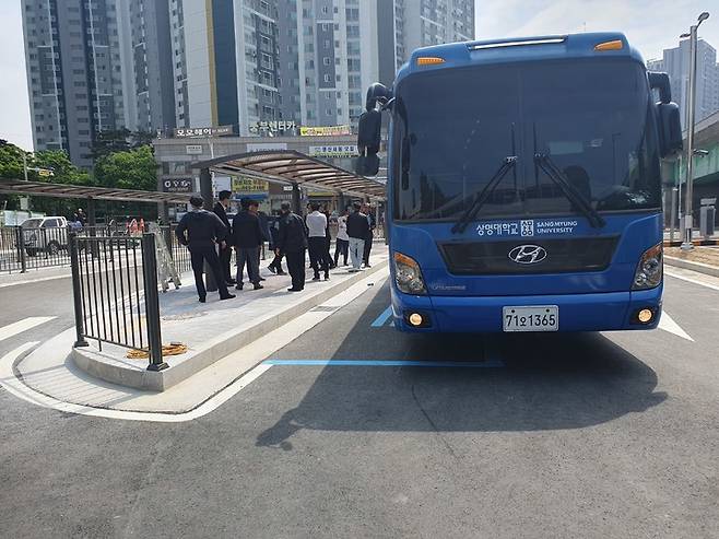 4일 두정남부역 환승시설을 이용할 각 대학의 관계자 셔틀버스를 시험 운행하고 있다. 사진=천안시 제공 *재판매 및 DB 금지