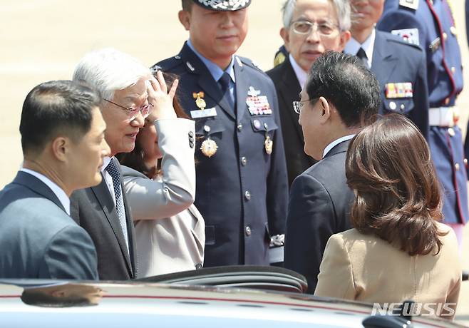 [성남=뉴시스] 김근수 기자 = 한일 정상회담을 마친 기시다 후미오 일본 총리와 부인 기시다 유코 여사가 8일 경기도 성남 서울공항을 통해 출국 전, 환송객들과 인사하고 있다. 2023.05.08. ks@newsis.com