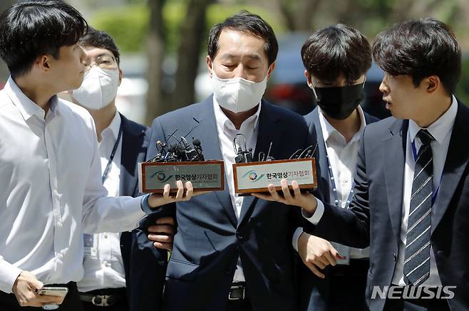 [서울=뉴시스] 최동준 기자 = 강래구 전 한국수자원공사 상임감사위원이 8일 서울 서초구 서울중앙지방법원에서 열린 '민주당 전당대회 돈 봉투 살포 의혹' 두번째 영장실질심사에 출석하고 있다. 2023.05.08. photocdj@newsis.com