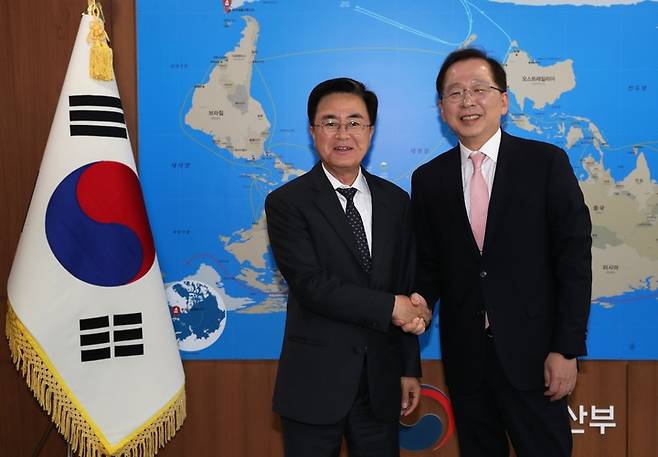 [홍성=뉴시스] 김태흠 충남지사가 조승환 해수부 장관과 면담을 갖기 전 악수를 나누고 있다.  *재판매 및 DB 금지