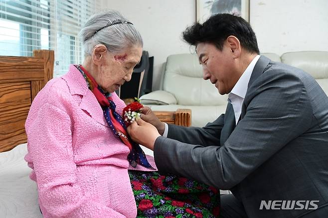 어르신에게 카네이션을 달아드리는 김동근 시장. (사진=의정부시 제공)