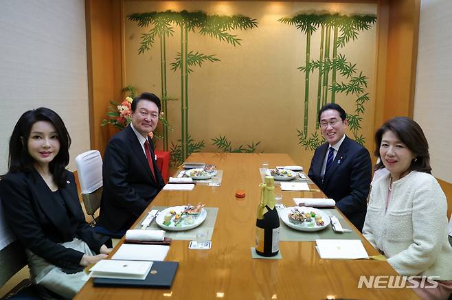 [도쿄=뉴시스] 전신 기자 = 윤석열 대통령과 부인 김건희 여사, 기시다 후미오 일본 총리와 부인 기시다 유코 여사가 16일 도쿄 한 식당에서 친교 만찬을 하고 있다. 2023.03.16. photo1006@newsis.com