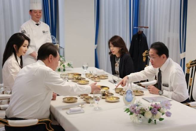 윤석열 대통령 부부와 방한 중인 기시다 후미오 일본 총리 부부가 7일 서울 용산구 한남동 관저에서 만찬을 하고 있다. 대통령실 제공