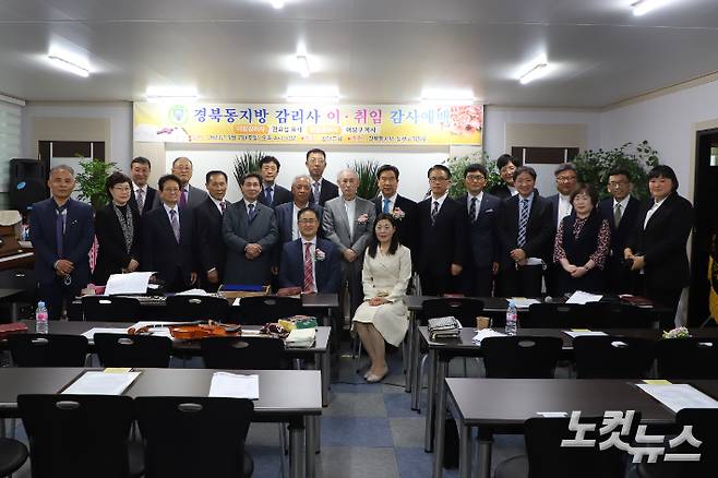 예배후 참석자들이 기념촬영을 하고 있다. 유상원 아나운서