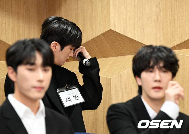 [OSEN=지형준 기자]오메가엑스 세빈이 입장을 밝히며 눈물을 흘리고 있다. 2022.11.16 /jpnews@osen.co.kr