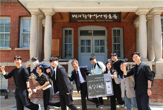 나치만 서울지방보훈청장이 고려대학교 인액터스 OREH(오래, 회장 차은원) 및 체험단과 포즈를 취하고 있다. 사진=서울지방보훈 제공