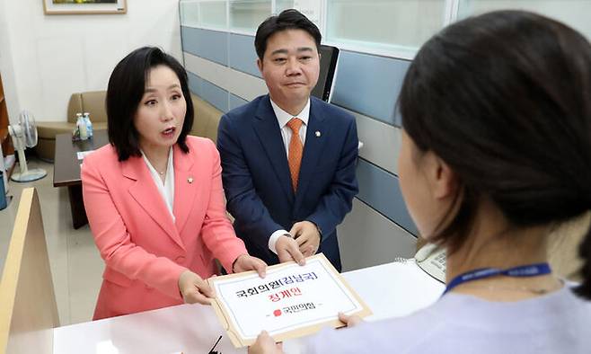 8일 국민의힘 지성호 원내부대표, 전주혜 원내대변인이 서울 여의도 국회 의안과에서 김남국 더불어민주당 의원 징계안을 제출하고 있다. 뉴시스