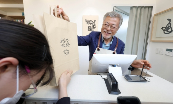 문 전 대통령 ‘진짜 책방지기’ - 문재인 전 대통령이 경남 양산시 하북면 자신의 책방 ‘평산책방’에서 계산 업무를 하고 있다. 2023.4.26 연합뉴스