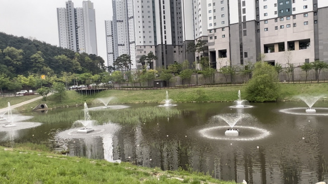 용인시 처인구가 역북동 역북지구 단지 내 역동 생태근린공원에 설치한 분수. 사진 제공 = 처인구