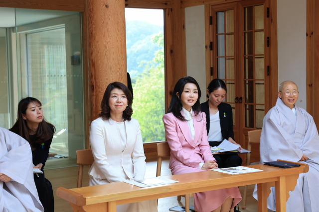 윤석열 대통령 부인 김건희 여사가 7일 서울 은평구 진관사에서 방한 중인 기시다 후미오 일본 총리의 부인 기시다 유코 여사와 친교의 시간으로 한국 전통 공연에 대한 설명을 듣고 있다. 사진 제공=대통령실